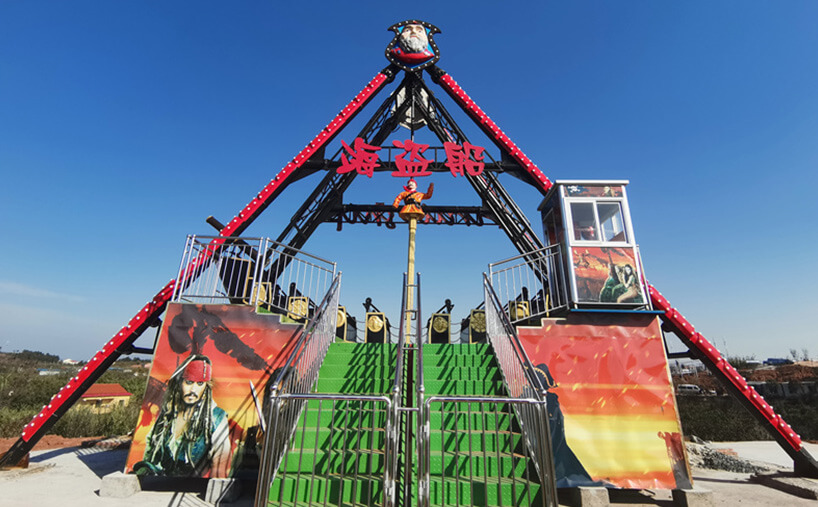 32 seats pirate ship