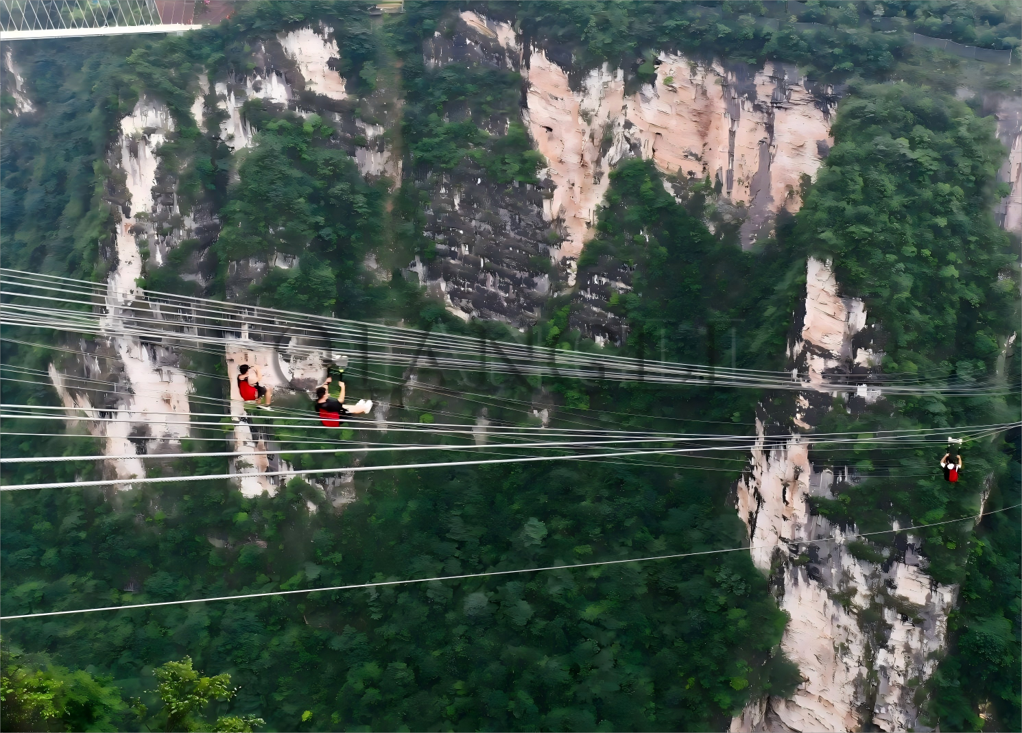 张家界大峡谷景区高空滑索3(1)(1)(1)